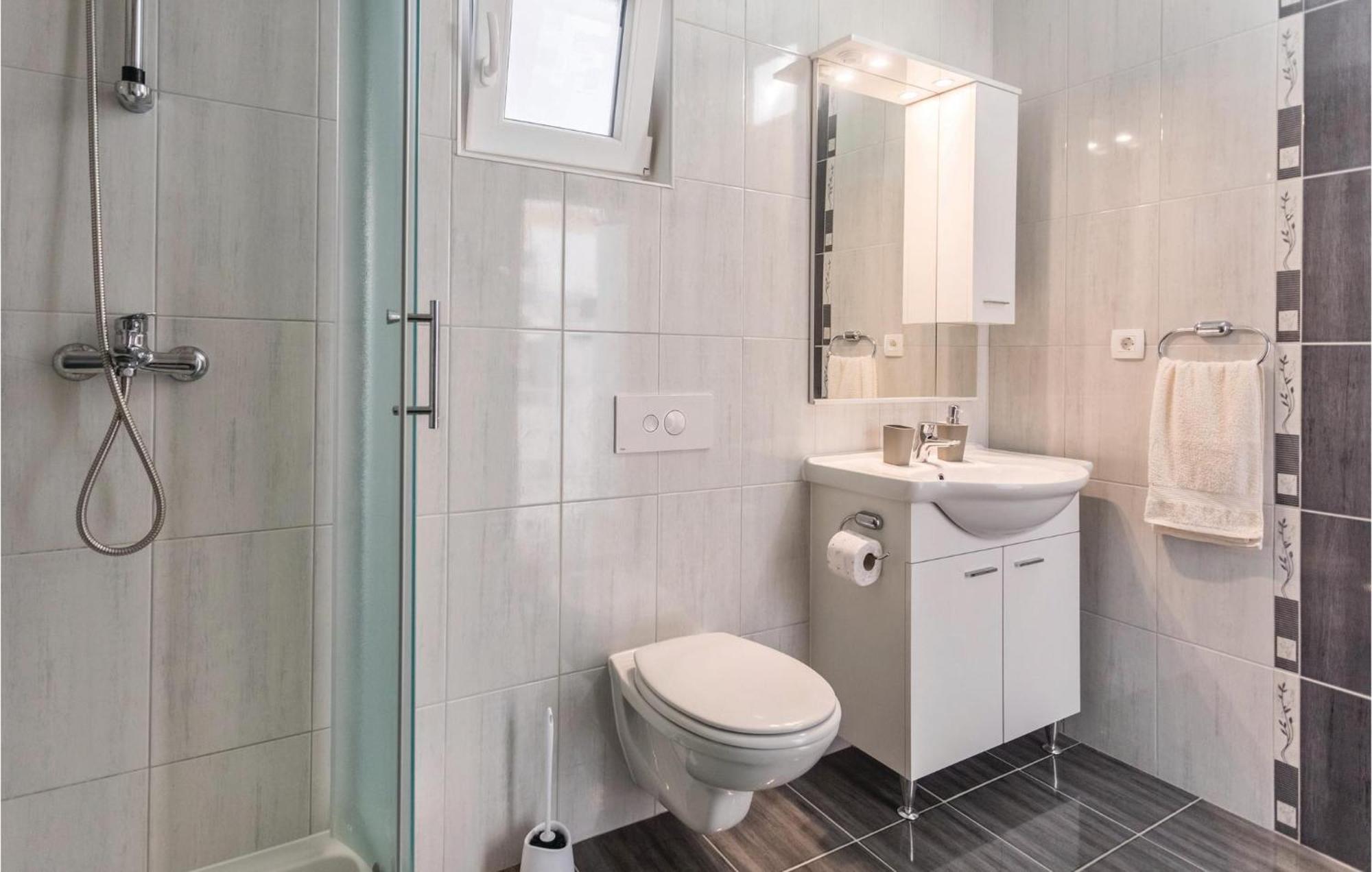 1 Bedroom Lovely Apartment In Komarna Klek Luaran gambar