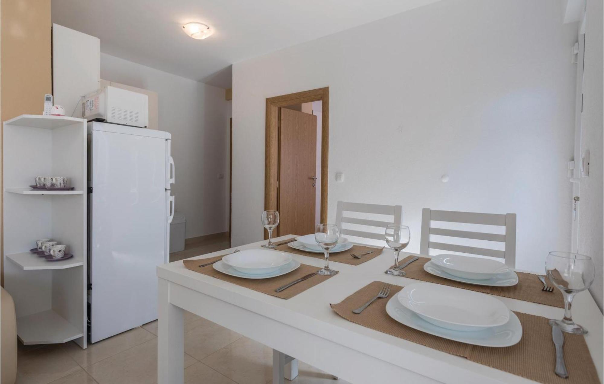1 Bedroom Lovely Apartment In Komarna Klek Luaran gambar