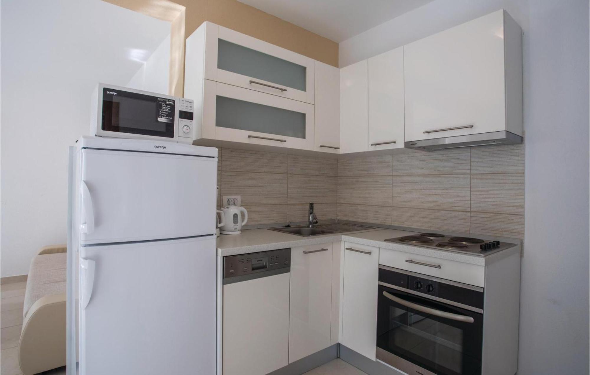 1 Bedroom Lovely Apartment In Komarna Klek Luaran gambar