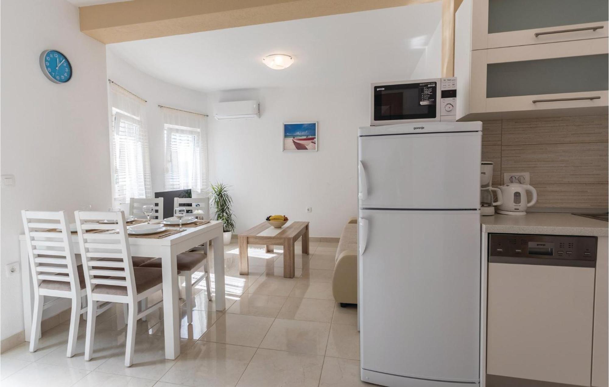 1 Bedroom Lovely Apartment In Komarna Klek Luaran gambar