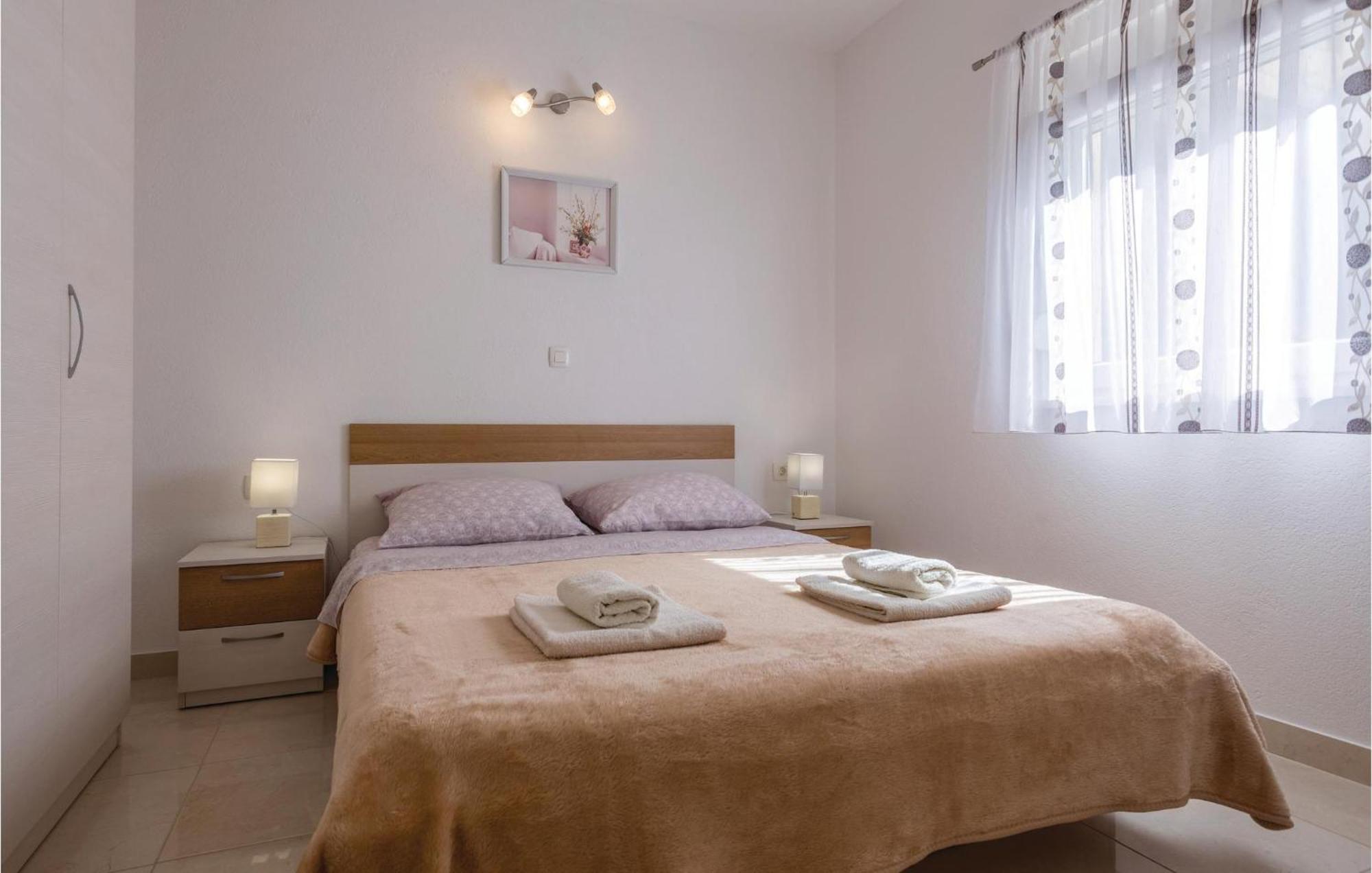 1 Bedroom Lovely Apartment In Komarna Klek Luaran gambar
