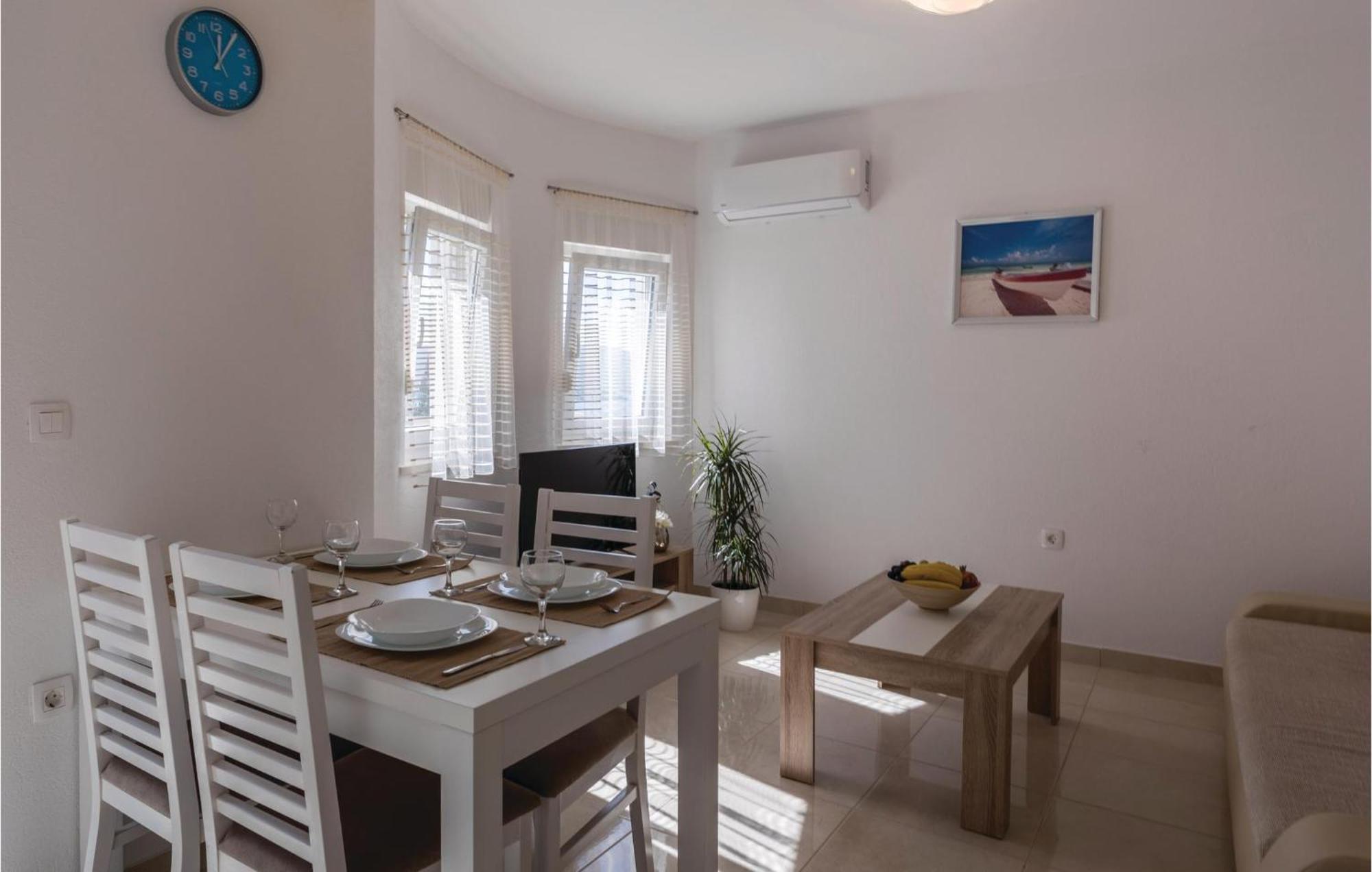1 Bedroom Lovely Apartment In Komarna Klek Luaran gambar
