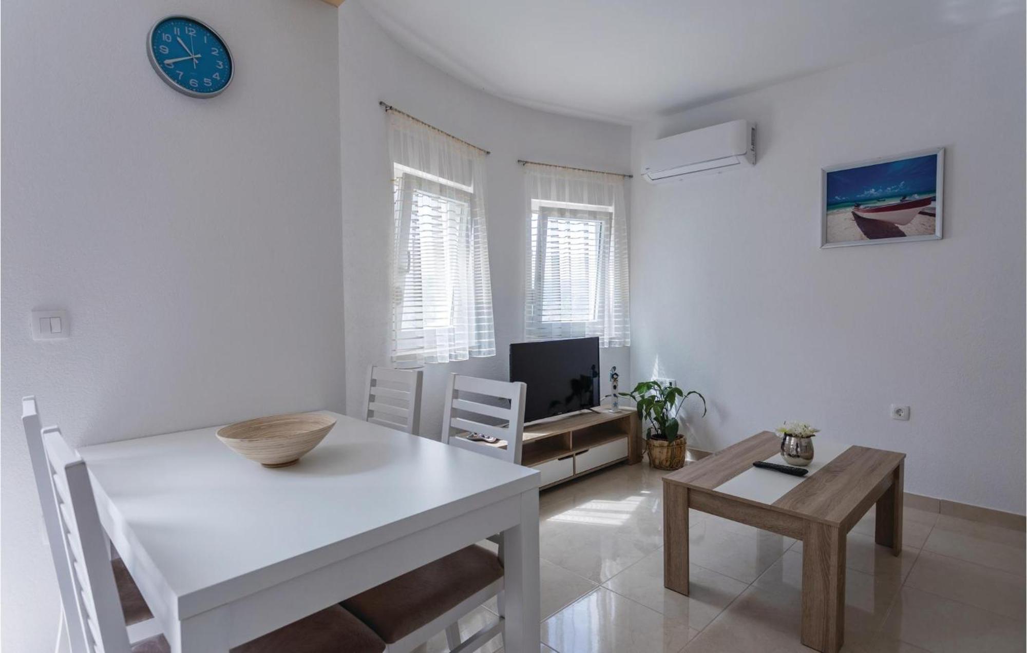 1 Bedroom Lovely Apartment In Komarna Klek Luaran gambar
