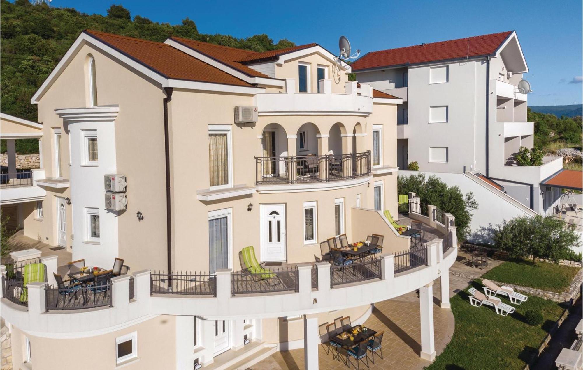 1 Bedroom Lovely Apartment In Komarna Klek Luaran gambar